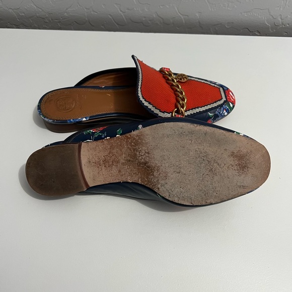 Tory Burch Blue & Orange Floral Leather Mules Flats Size 5 1/2 chain details - Picture 4 of 6